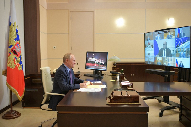 ロシアのプーチン大統領は自主隔離に入っており、14日はビデオ会議で職務をこなしていた=スプートニク通信・AP