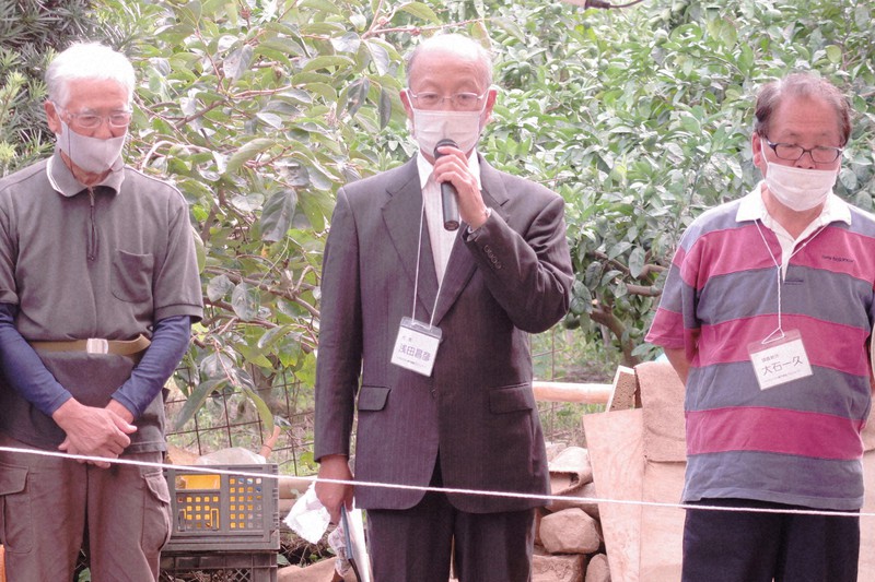 「400年前の先祖とみられる人物の遺骨が発掘できたのは感慨深い」と話す浅田さん(中央)=長崎県諫早市で2021年9月16日午後2時3分、杉山恵一撮影