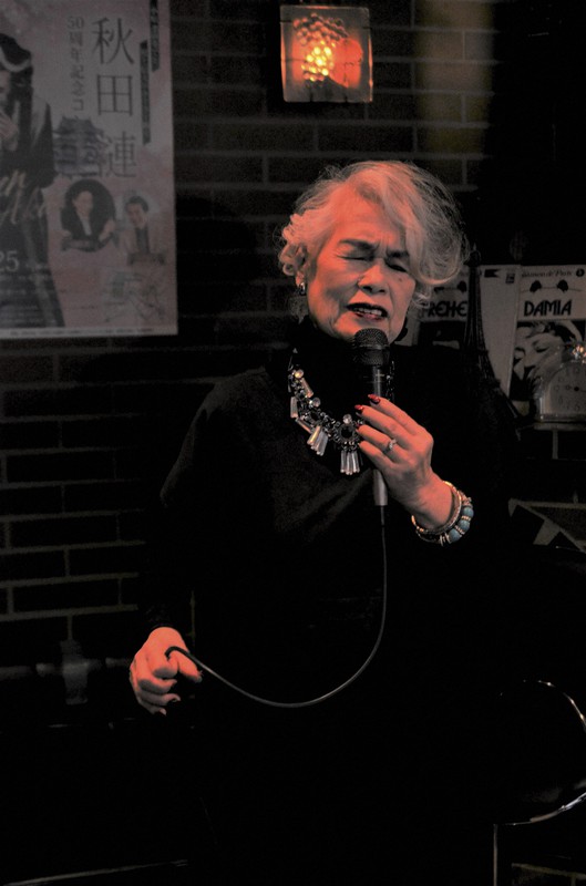 店を訪ねた記者を前にシャンソンの名曲を歌い上げる秋田漣さん=青森県弘前市のシャンソンバー「漣」で2021年8月27日午後9時17分、山衛守剛撮影