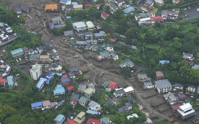 大規模な土石流が発生した静岡県熱海市伊豆山の現場=2021年7月4日午前11時42分、本社ヘリから撮影