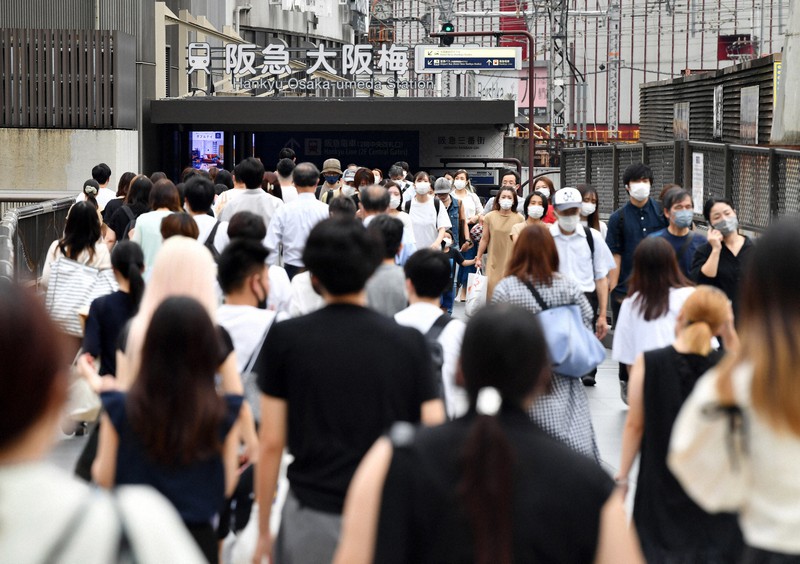 大阪・梅田を行き交う人たち=大阪市北区で2021年9月1日、菱田諭士撮影
