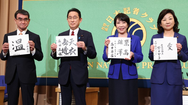 自民党総裁選立候補者討論会を前に記念撮影に応じる(左から)河野太郎行政改革担当相、岸田文雄前政調会長、高市早苗前総務相、野田聖子幹事長代行=東京都千代田区の日本記者クラブで2021年9月18日、吉田航太撮影