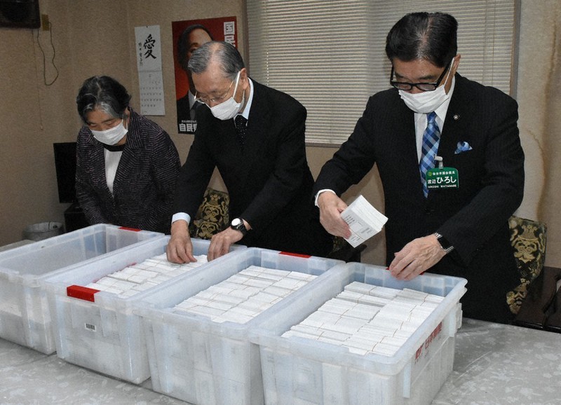 投票用紙の発送前に、宛名などを確認する飯岡智・自民党総裁選挙管理委員長(中央)ら=仙台市青葉区で2021年9月17日、藤田花撮影