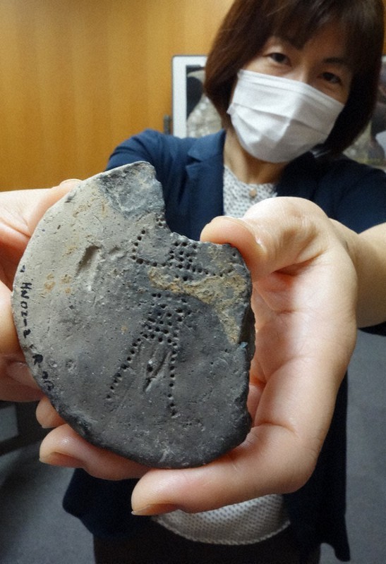 点描で人物が描かれた土製品=大阪府茨木市役所で14日午後3時35分ごろ、高橋昌紀撮影