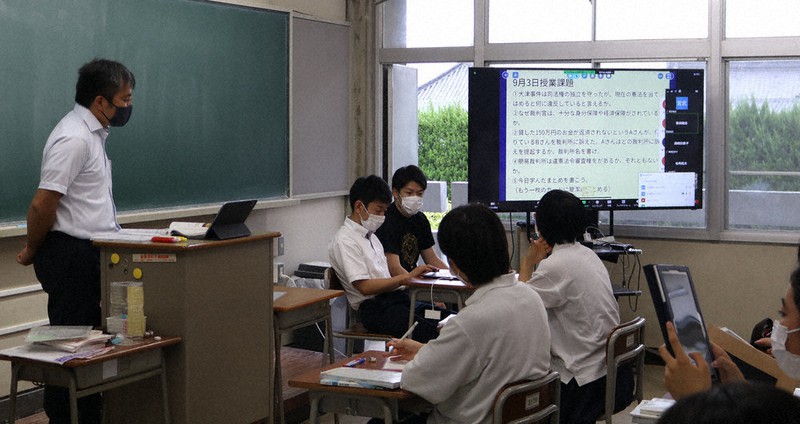 教育システム「ロイロノート」を使って授業を進める教員(左)。別の教員らが接続確認などをサポートした。一部の生徒は教室で授業を受けた=香川県三豊市高瀬町の高瀬高校で2021年9月3日(同校提供)