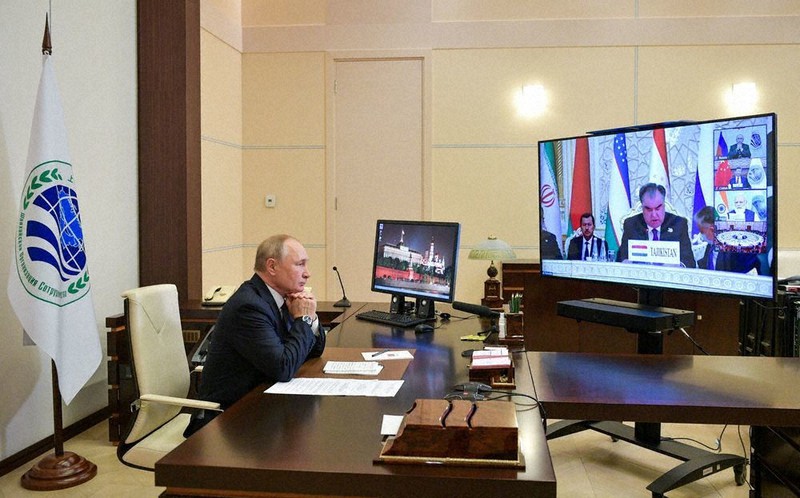 SCOの首脳会議にオンラインで参加するプーチン露大統領(左)=17日、ロシア大統領府提供・ロイター