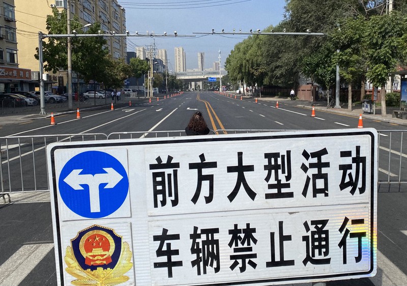 完全通行止めとなった「9・18歴史博物館」周辺の道路=中国遼寧省瀋陽で2021年9月18日、米村耕一撮影