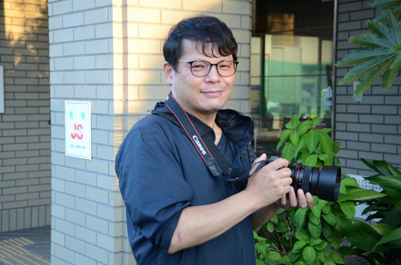 カメラを構える下坂厚さん。若年性認知症と診断された=京都市右京区で2021年9月9日午後5時42分、野口由紀撮影