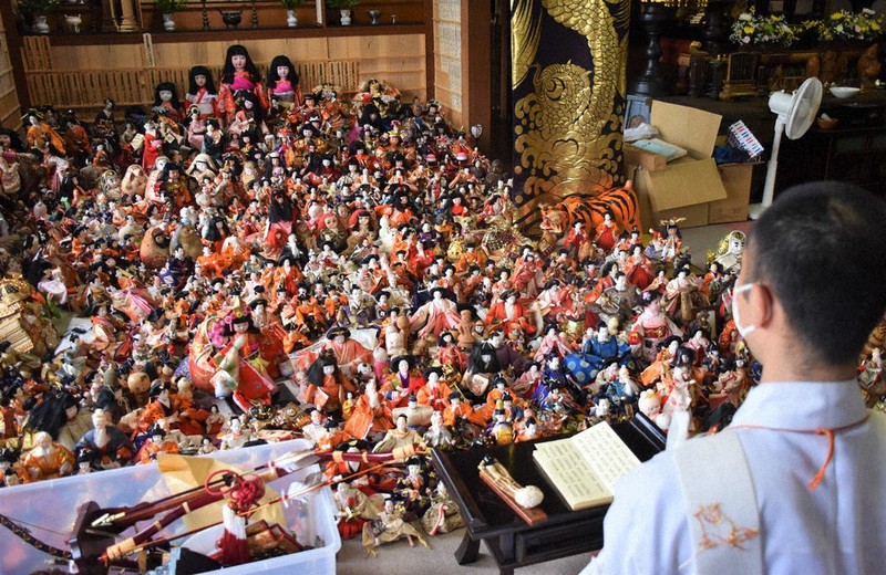 おたき上げ供養を受ける人形たち。「大事なものなので」と各家庭から寄せられた=松山市神田町の正念寺で2021年9月17日午後3時42分、斉藤朋恵撮影