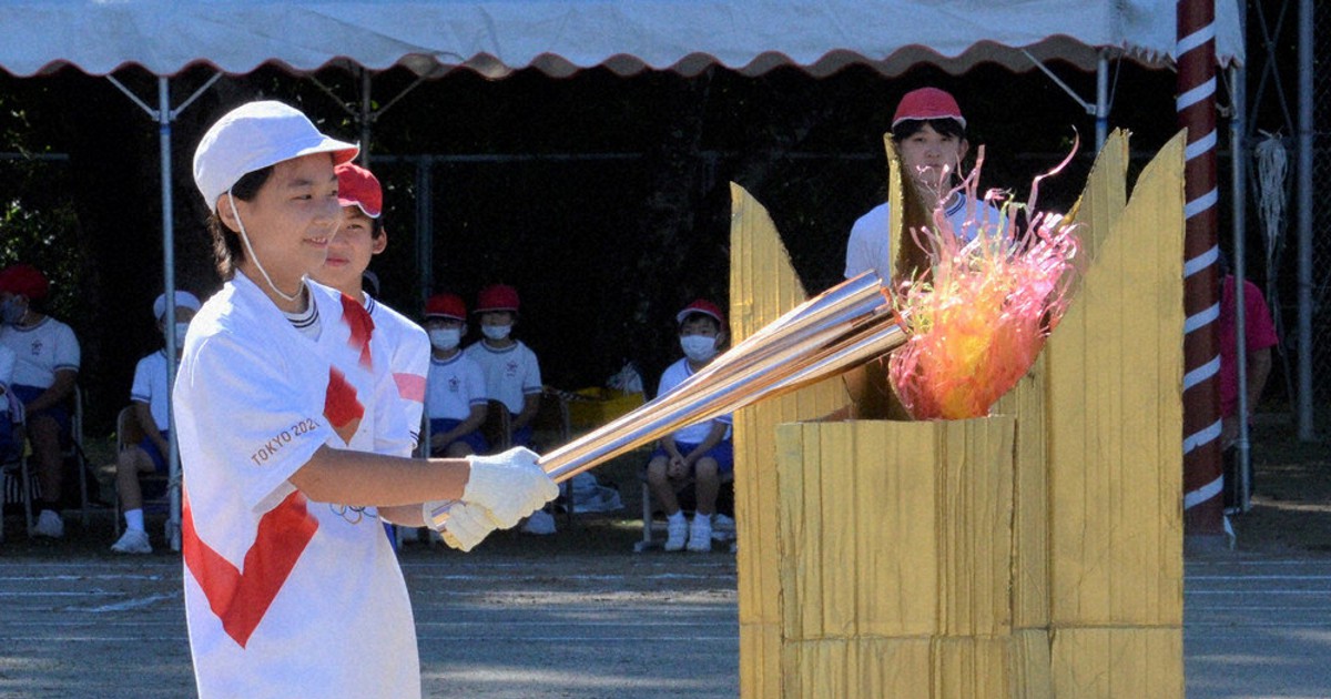 東京五輪の感動を再現 聖火トーチで模擬点火 光 三輪小で運動会 山口 毎日新聞
