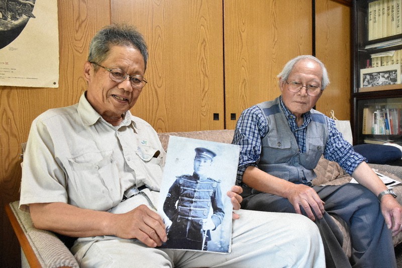 ハンセン病患者として回春病院や九州療養所に入所していた近沢豊栄さんについて語る孫の孝雄さん(左)とおいの中内さん