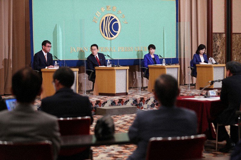 討論会に臨む(左から)河野太郎行政改革担当相、岸田文雄前政調会長、高市早苗前総務相、野田聖子幹事長代行=東京都千代田区で18日、吉田航太撮影