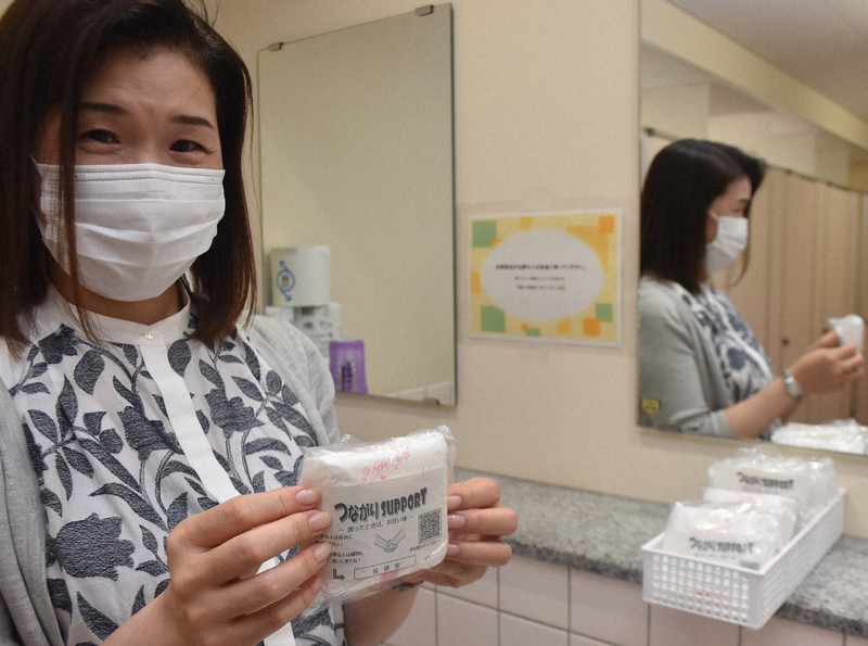 滋賀県立学校で無償提供が始まった生理用品=大津市国分1の石山高で2021年9月15日午前11時4分、諸隈美紗稀撮影