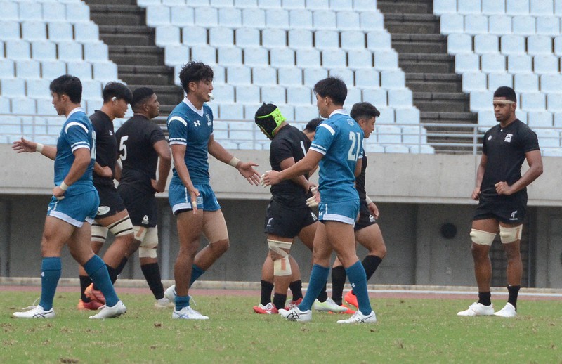 【近大-天理大】近大に敗れ、肩を落とす天理大の選手たち=ヤンマースタジアム長居で2021年9月19日午後3時46分、長宗拓弥撮影