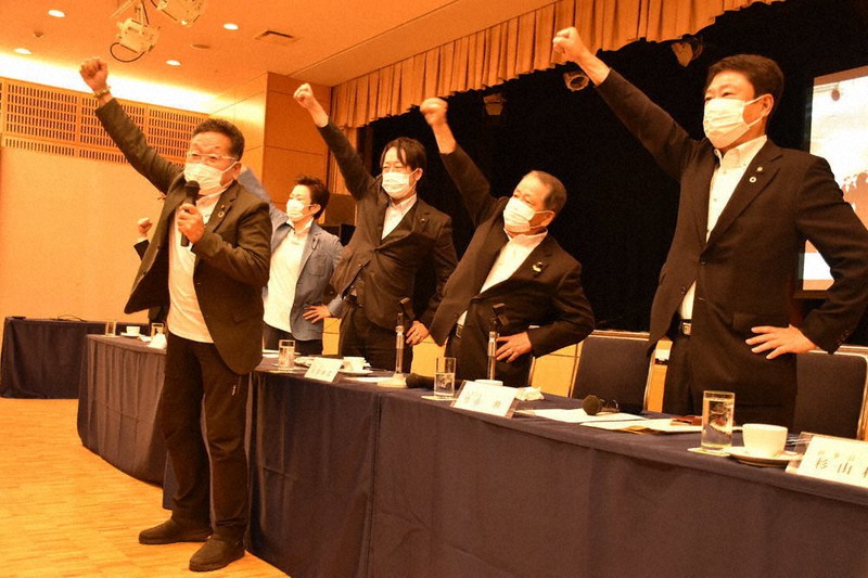 自民党総裁選に出馬した野田聖子幹事長代行への支援を確認し、「ガンバロー三唱」で気勢を上げる同党県連岐阜市支部のメンバー=岐阜市で2021年9月19日、黒詰拓也撮影
