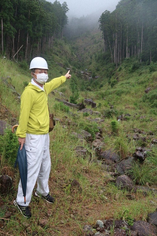 紀伊半島豪雨で土砂災害が発生した谷について説明する後さん=那智勝浦町で2021年9月8日午後1時27分、勝野俊一郎撮影