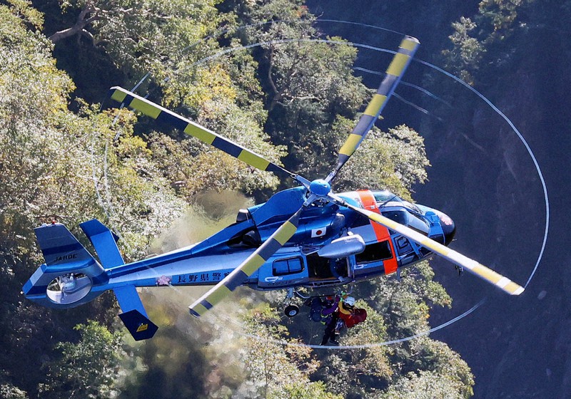 槍ケ岳で落石、男女4人をヘリで救助 1人けが 地震影響か [写真特集1/9