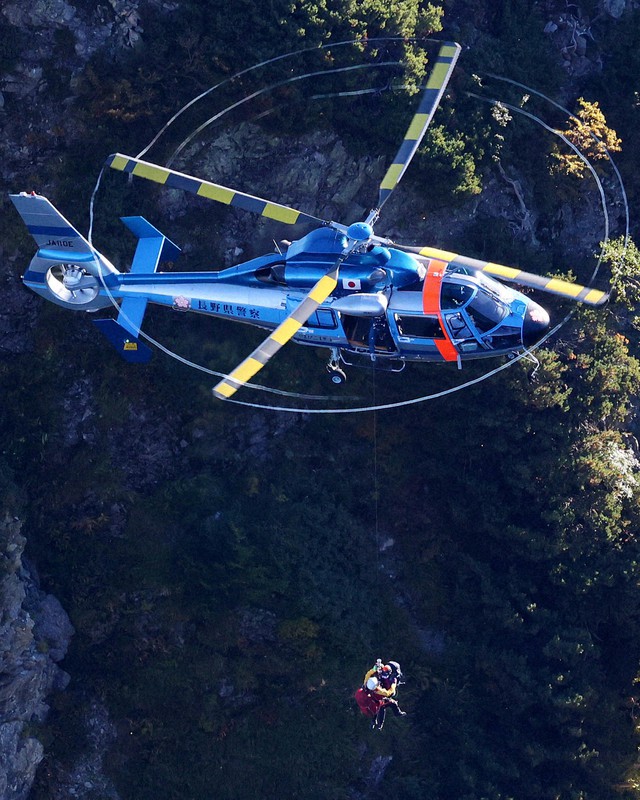 槍ケ岳で落石、男女4人をヘリで救助 1人けが 地震影響か [写真特集1/9