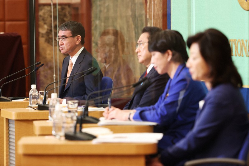 自民党総裁選立候補者討論会で意見を述べる河野太郎行政改革担当相(左奥)と意見を聞く(手前から)野田聖子幹事長代行、高市早苗前総務相、岸田文雄前政調会長=2021年9月18日、吉田航太撮影