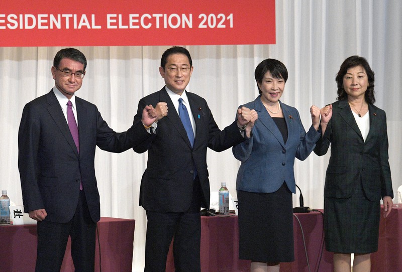 自民党総裁選の候補者記者会見前に記念写真に納まる(左から)河野太郎氏、岸田文雄氏、高市早苗氏、野田聖子氏=2021年9月17日、竹内幹撮影