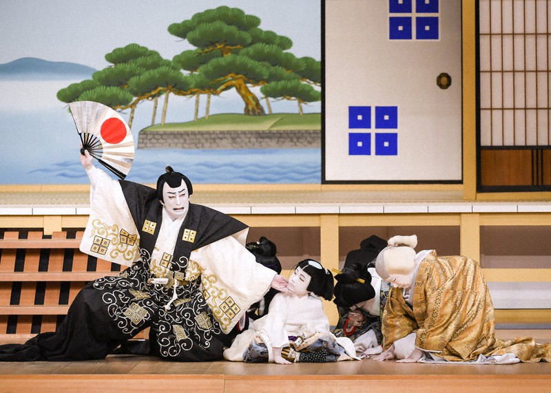 「盛綱陣屋」。(左から)幸四郎の盛綱、丑之助の小四郎、歌六の微妙=松竹提供