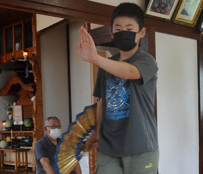練習に励む秋山兵吾さん=山形県鶴岡市黒川で2021年7月23日、長南里香撮影