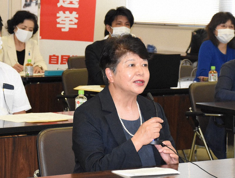 自民党総裁選の候補者に質問する自民党新潟県連の坂田光子女性局長=新潟市中央区の自民党新潟県連で2021年9月20日、池田真由香撮影