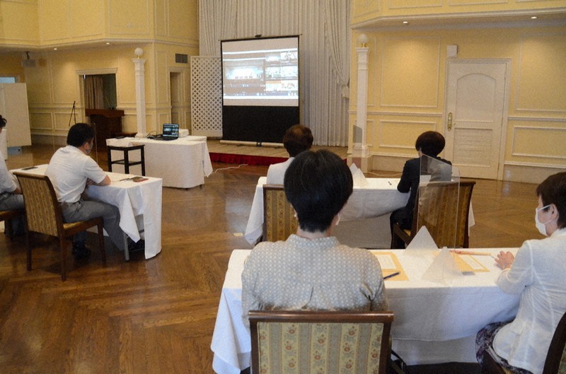 自民党青年局・女性局主催の討論会をライブ中継で見守る参加者=福井市で、岩間理紀撮影