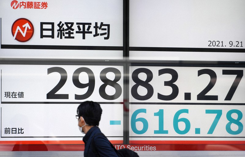 一時600円以上下がり3万円台を割り込んだ日経平均株価を示す街頭ディスプレー=東京都中央区で2021年9月21日午前9時8分、前田梨里子撮影
