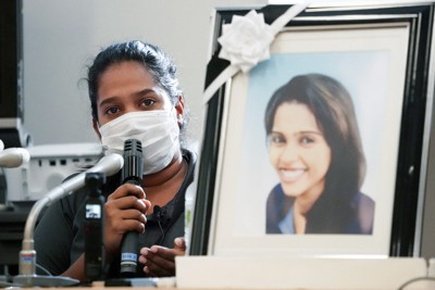 帰国を前にウィシュマ・サンダマリさんの遺影とともに記者会見する妹のワユミさん＝東京都千代田区で2021年9月21日午後2時57分、渡部直樹撮影