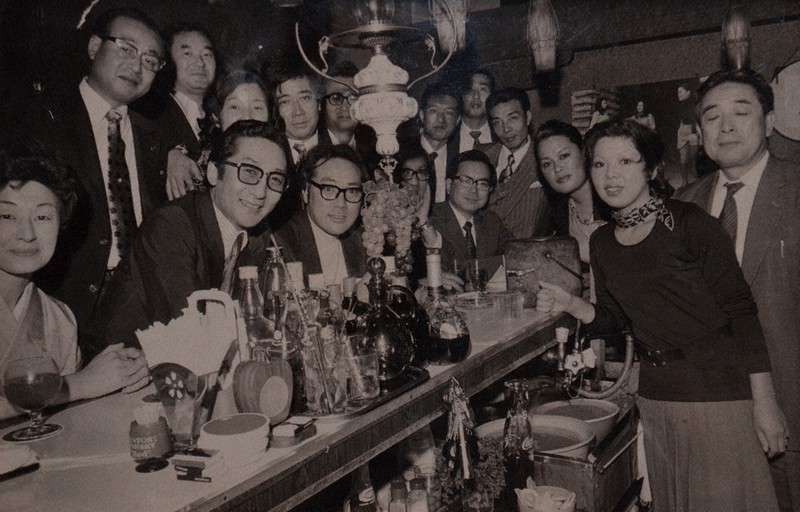 青森のシャンソンバーオーナー 秋田漣さん その1 光と影 歌い続け半世紀 毎日新聞