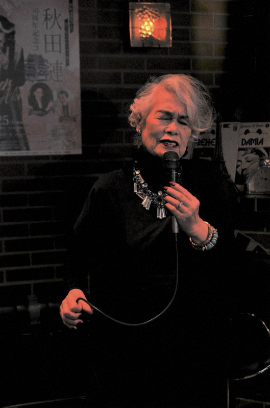 青森のシャンソンバーオーナー 秋田漣さん その1 光と影 歌い続け半世紀 毎日新聞