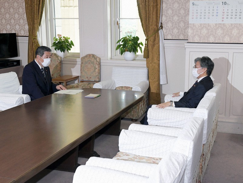 会談に臨む自民党の森山裕国対委員長(左)と立憲民主党の安住淳国対委員長=国会内で2021年9月22日午前10時、竹内幹撮影