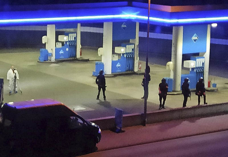 入店した男にマスクの着用を求めた従業員が射殺されたガソリンスタンド=ドイツ西部で2021年9月19日、AP