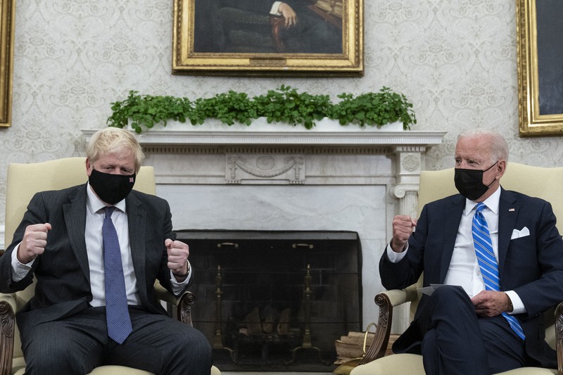 ホワイトハウスで会談するジョンソン英首相(左)とバイデン米大統領=2021年9月21日、AP