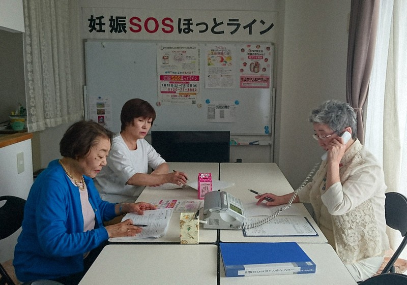 電話で相談を受ける円ブリオ北海道のスタッフ=円ブリオ北海道提供