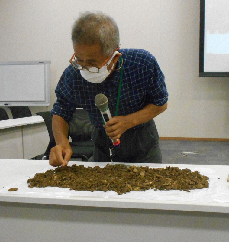 沖縄県糸満市の遺骨収容現場で採取した土の中から、人骨を探す具志堅隆松さん。沖縄戦で亡くなった人の骨を全て収容するのは不可能、と訴える=東京都千代田区の衆院第1議員会館で2021年9月14日、栗原俊雄撮影