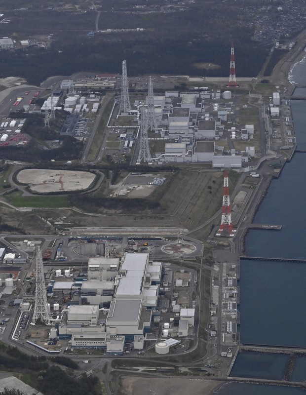 東京電力柏崎刈羽原発=新潟県柏崎市、刈羽村で4月、本社機「希望」から