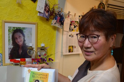 ウィシュマさんの遺影を前に書籍の試作品を手にする真野明美さん＝愛知県津島市で2021年9月22日午後4時49分、川瀬慎一朗撮影