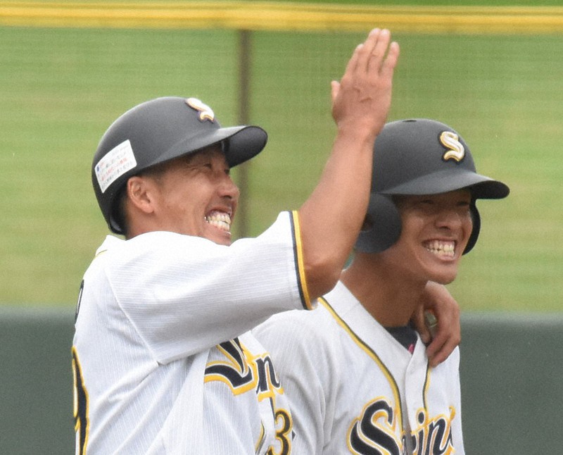 【西濃運輸-ヤマハ】八回表西濃運輸2死二塁、右中間適時三塁打を放って三塁コーチ(左)から祝福を受ける渡辺=愛知・岡崎市民球場で、2021年9月22日午後0時18分、岸本悠撮影