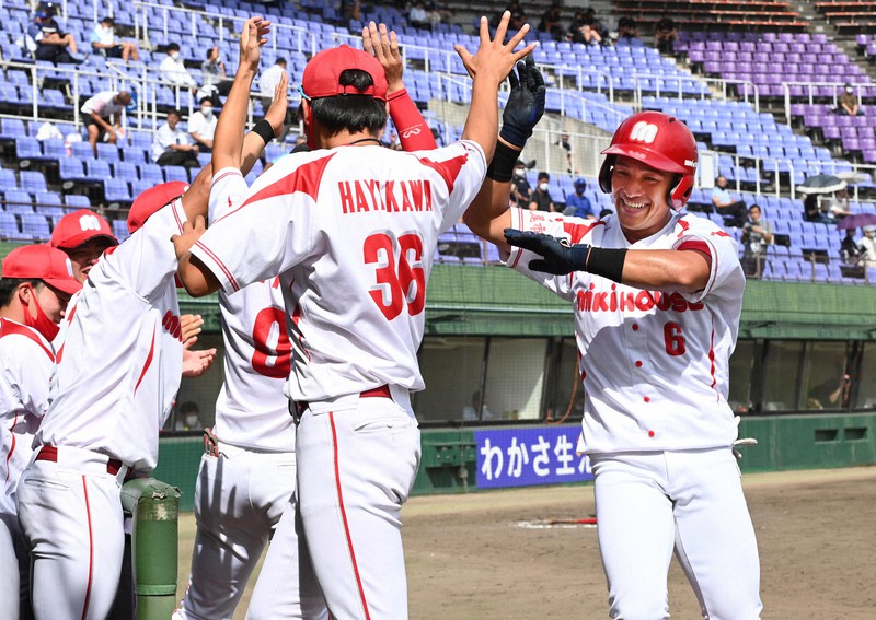 【三菱重工West-ミキハウス】二回裏ミキハウス1死、右越え本塁打を放ち、ベンチで迎えられる堅田(右端)=わかさスタジアム京都で2021年9月22日、山崎一輝撮影