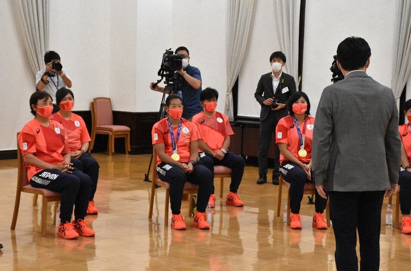 県庁を訪問した宇津木麗華監督(前列左端)や上野由岐子選手(前列左から2人目)ら=前橋市の県庁昭和庁舎で2021年9月22日、妹尾直道撮影