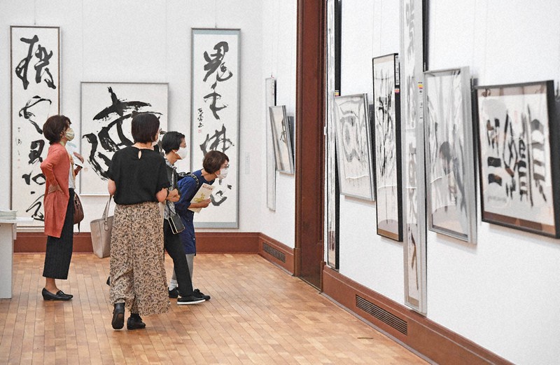 開幕した「第72回毎日書道展関西展」で作品を見る人たち=京都市左京区で2021年9月22日午前10時10分、山崎一輝撮影