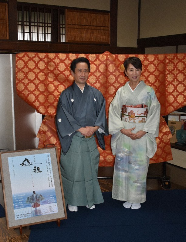 新作能「媽祖」の制作発表をする片山九郎右衛門さん(左)と玉岡かおるさん=京都市東山区の片山家能楽・京舞保存財団で2021年9月3日午後2時24分、澤木政輝撮影