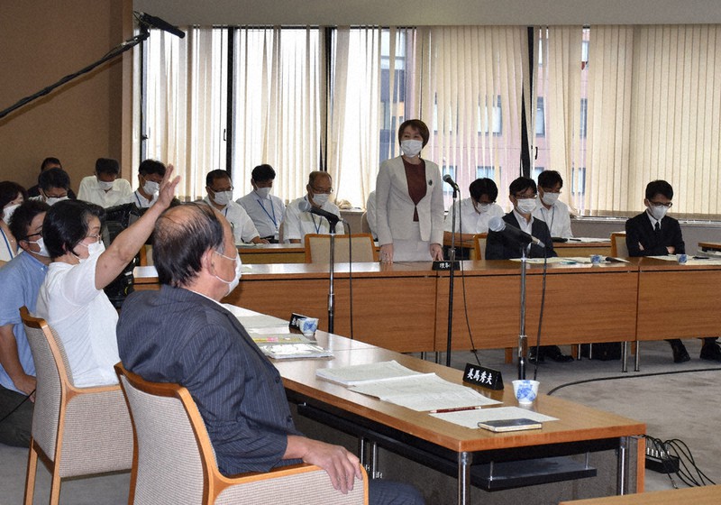 徳島市議会産業交通委員会に出席した内藤佐和子市長(右から5人目)。委員に質問する場面もあった=徳島市議会で、2021年9月13日午前11時29分、国本ようこ撮影
