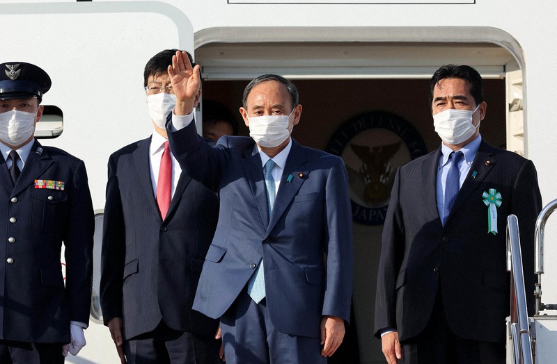 米国を訪問するため政府専用機で出発する菅義偉首相(中央)=羽田空港で2021年9月23日午後3時56分、幾島健太郎撮影