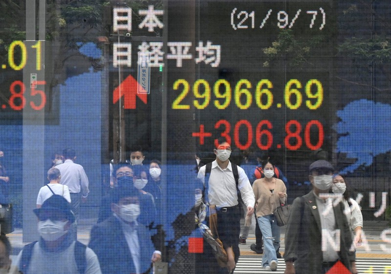 3万円近い値で推移する日経平均株価を示す街頭表示=2021年9月7日、手塚耕一郎撮影