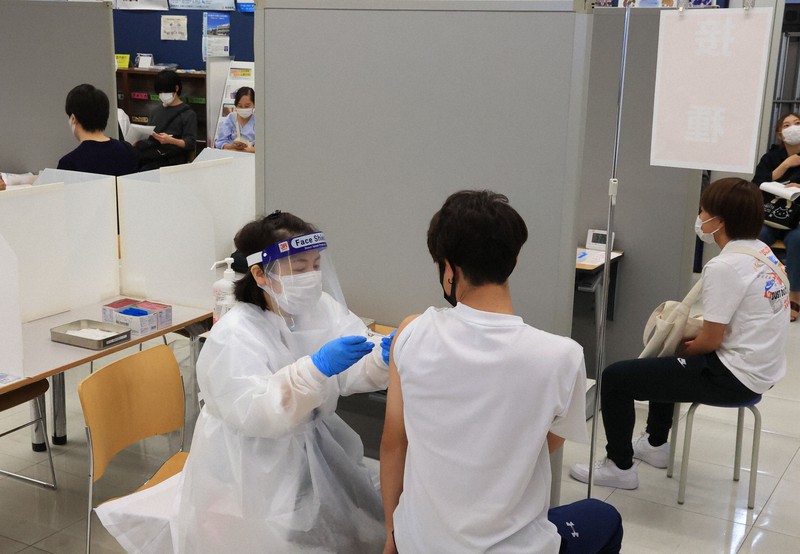 新型コロナウイルスワクチンの接種を受ける日本体育大の学生たち=東京都世田谷区で2021年6月21日午前9時35分、梅村直承撮影