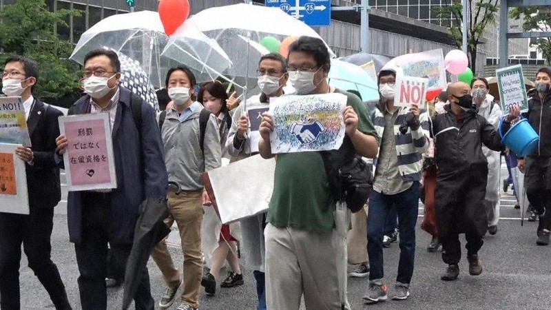 大阪市内で5月、入管法改正などに抗議してデモ行進する市民ら=高賛侑さん提供