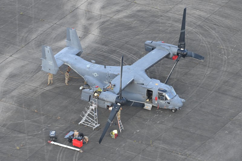 宮城県の仙台空港に隣接する陸上自衛隊岩沼訓練場に駐機する米軍の輸送機オスプレイ=2021年9月23日午後4時12分、本社ヘリから竹内紀臣撮影